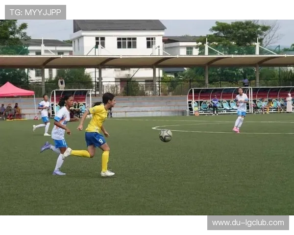 地坛足球场晨曦中的绿茵与历史交织的精彩瞬间